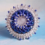 Bague Marine Bleu brod&eacute;e avec un cabochon en Cristal orn&eacute; de rocailles Argent&eacute;es de diff&eacute;rentes tailles et Bleu Opaque Cobalt, perles rondes nacr&eacute;es en Verre Bleu Marine sur une bague Argent&eacute;e